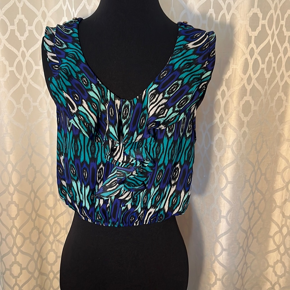 Charlotte Russe crop top with elastic bottom. Gold decor buttons on shoulders. M